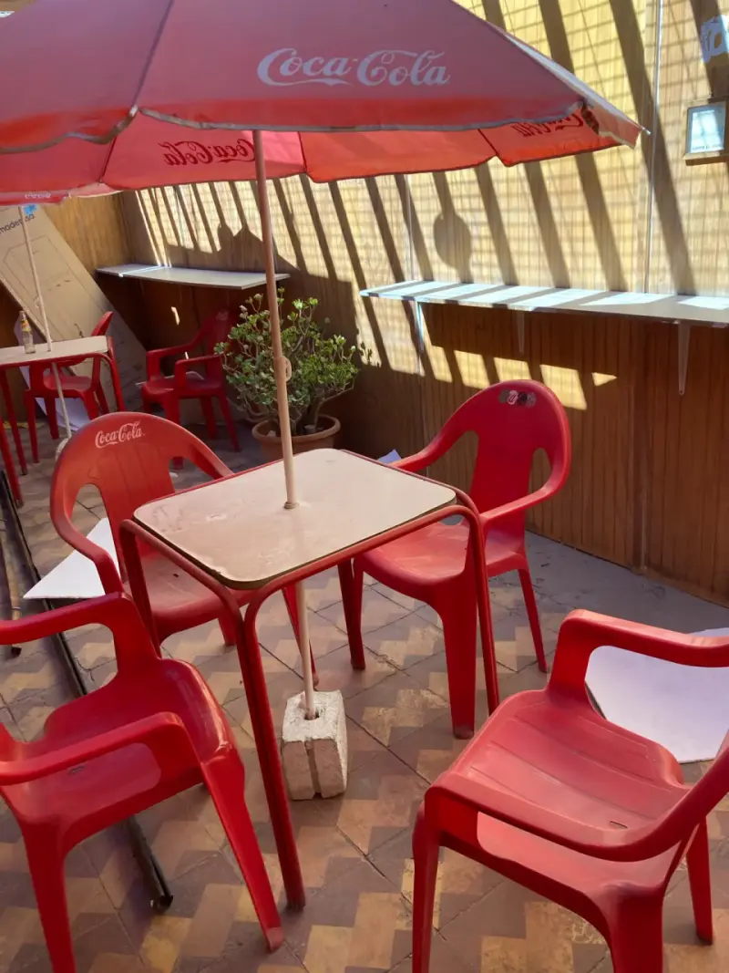 Juego de Mesa y Sillas de Plástico con Quitasol Coca-Cola - 2
