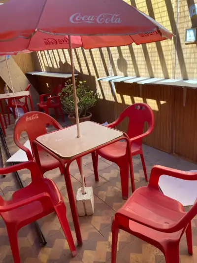 Juego de Mesa y Sillas de Plástico con Quitasol Coca-Cola - miniatura 2