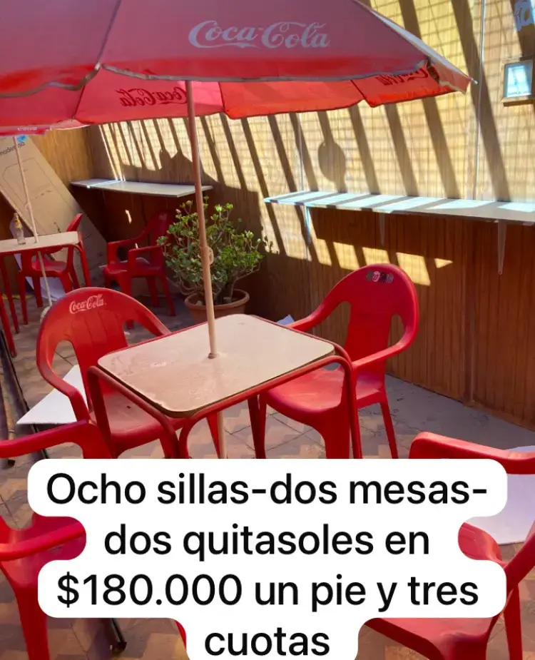 Juego de Mesa y Sillas de Plástico con Quitasol Coca-Cola - 3