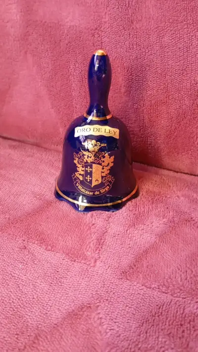 Campana decorativa de cerámica azul con detalles dorados - miniatura 1