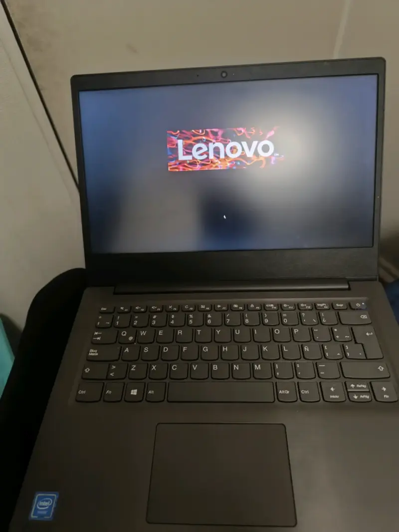 Laptop Lenovo con Procesador Intel - 1