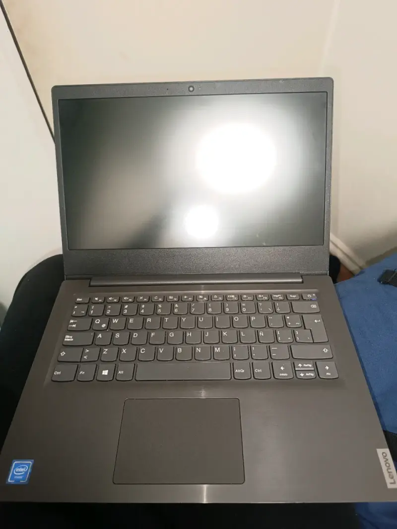 Laptop Lenovo con Procesador Intel - 3