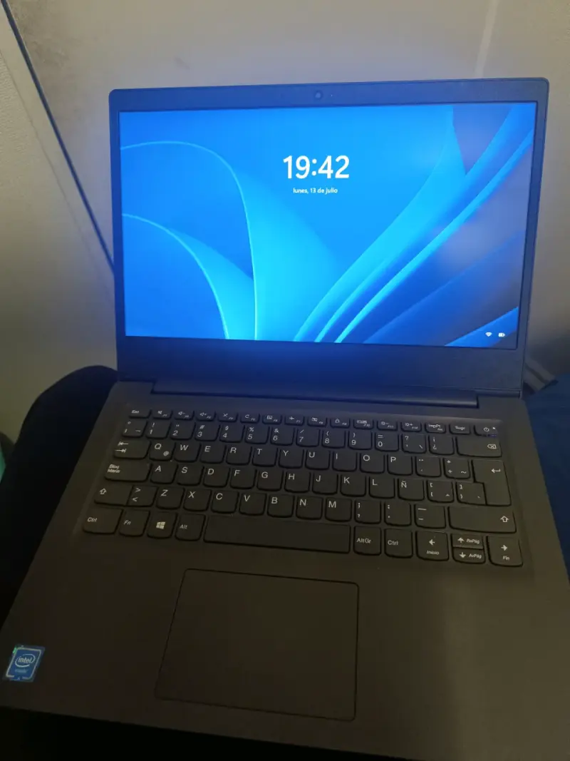 Laptop Lenovo con Procesador Intel - 5