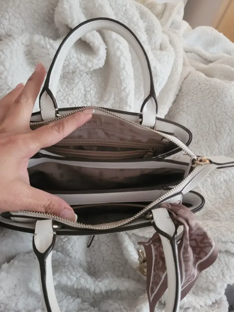 Bolso de mano DKNY beige con pañuelo decorativo - 2
