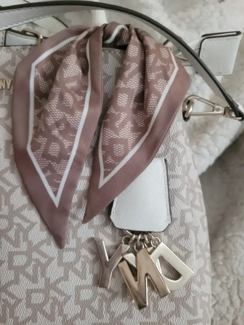 Bolso de mano DKNY beige con pañuelo decorativo - 3