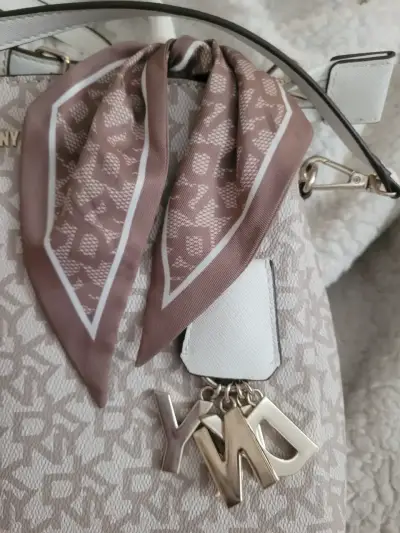 Bolso de mano DKNY beige con pañuelo decorativo - miniatura 3
