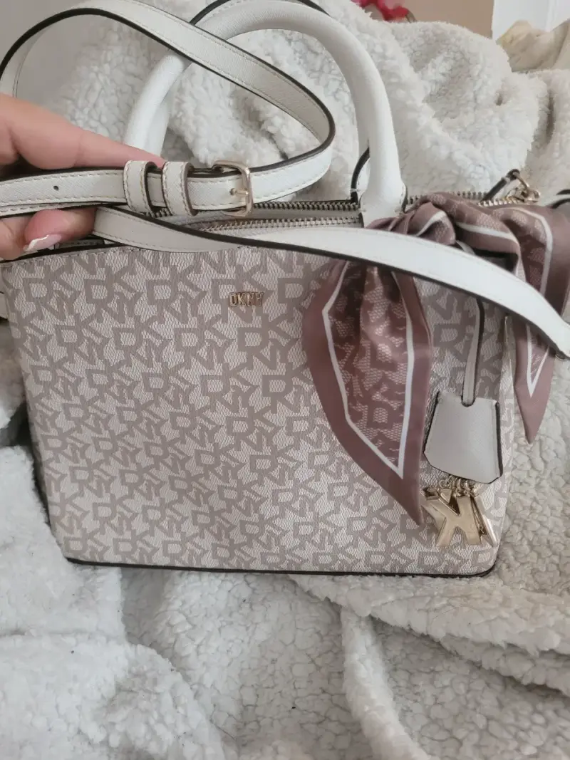 Bolso de mano DKNY beige con pañuelo decorativo - 4