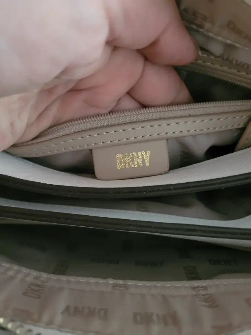 Bolso de mano DKNY beige con pañuelo decorativo - 5