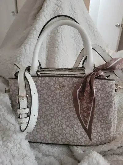Bolso de mano DKNY beige con pañuelo decorativo - miniatura 6