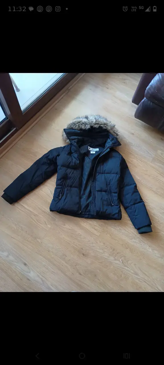Parka Columbia negra con capucha de piel sintética