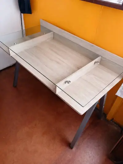 Escritorio de madera con cubierta de vidrio - miniatura 1