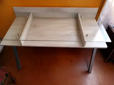 Escritorio de madera con cubierta de vidrio - miniatura 2
