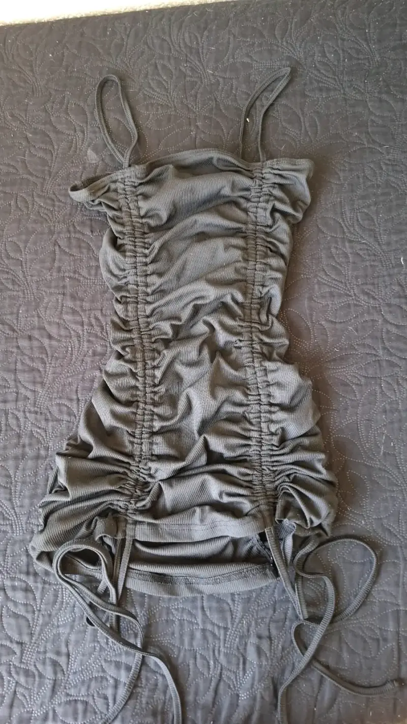 Vestido ajustado gris con tirantes