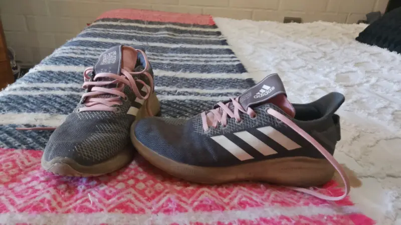 Zapatillas deportivas Adidas negras con detalles rosados - 1