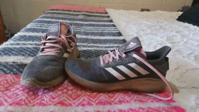 Zapatillas deportivas Adidas negras con detalles rosados - miniatura 1