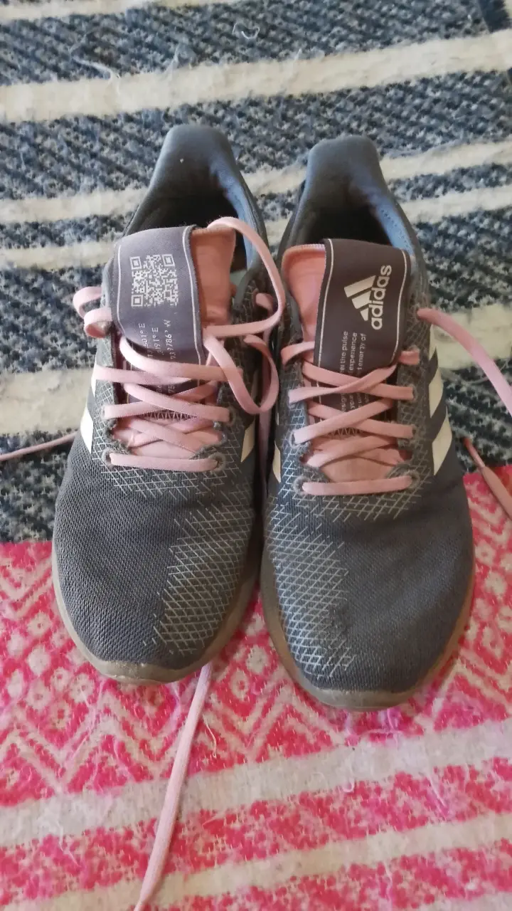 Zapatillas deportivas Adidas negras con detalles rosados - 2