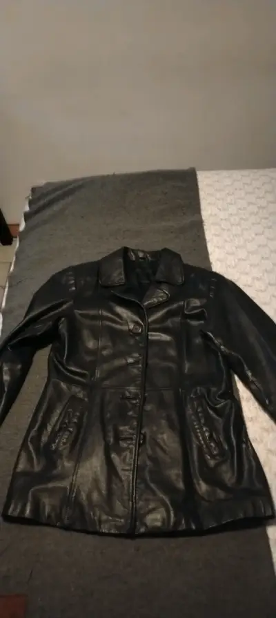 Abrigo de cuero negro para mujer - miniatura 1