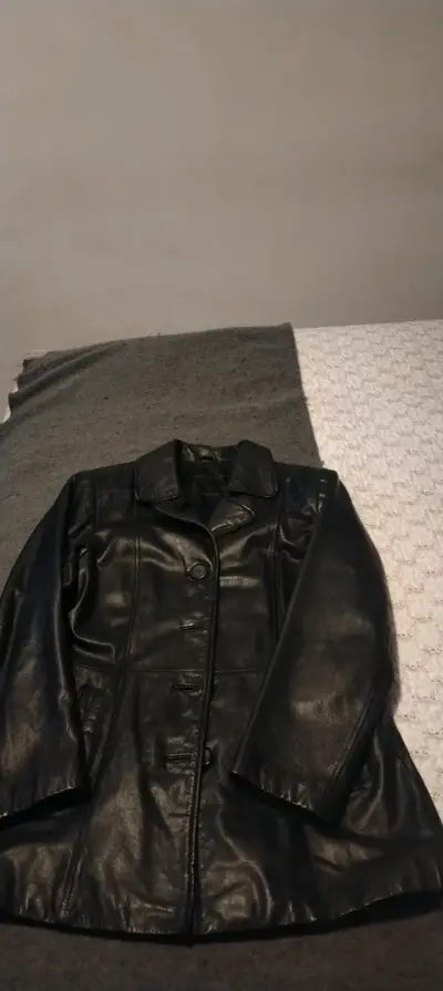 Abrigo de cuero negro para mujer - miniatura 2