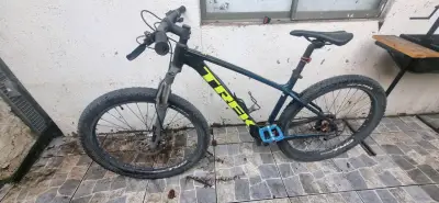 Bicicleta de montaña Trek con neumáticos CST - miniatura 1