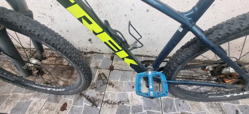 Bicicleta de montaña Trek con neumáticos CST - 2