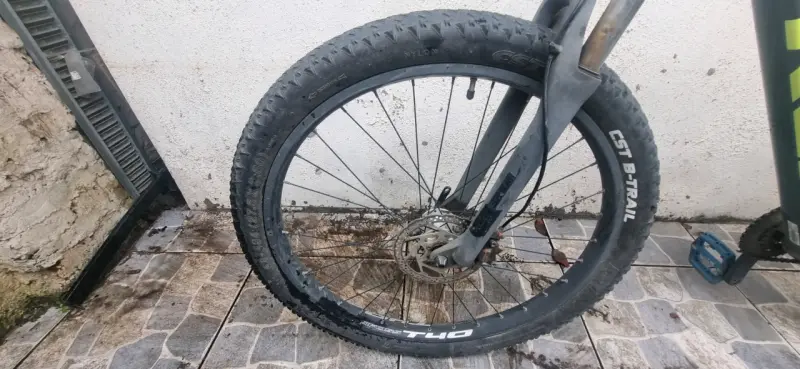 Bicicleta de montaña Trek con neumáticos CST - 4