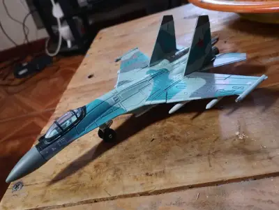 Modelo a escala de avión caza Su-27 - miniatura 1