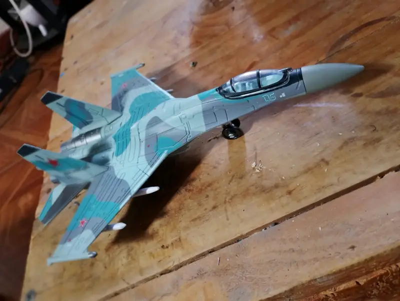 Modelo a escala de avión caza Su-27 - 2