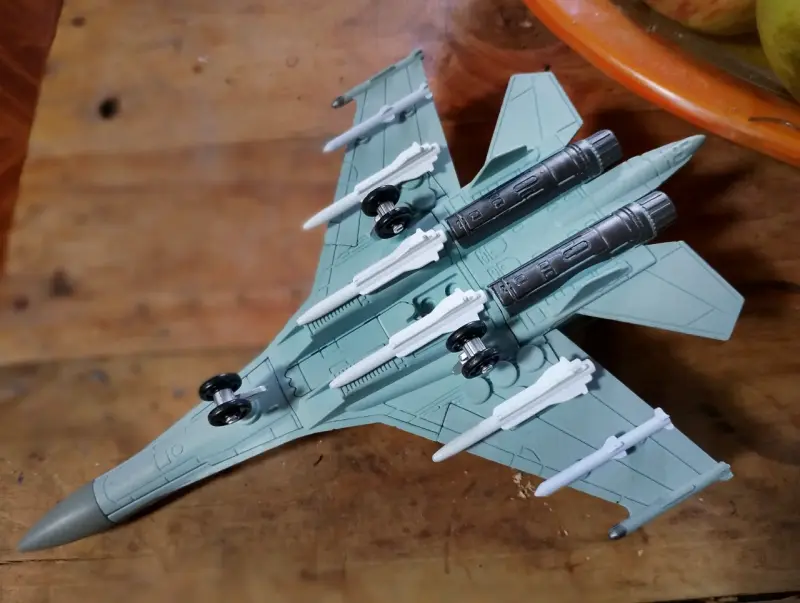 Modelo a escala de avión caza Su-27 - 3