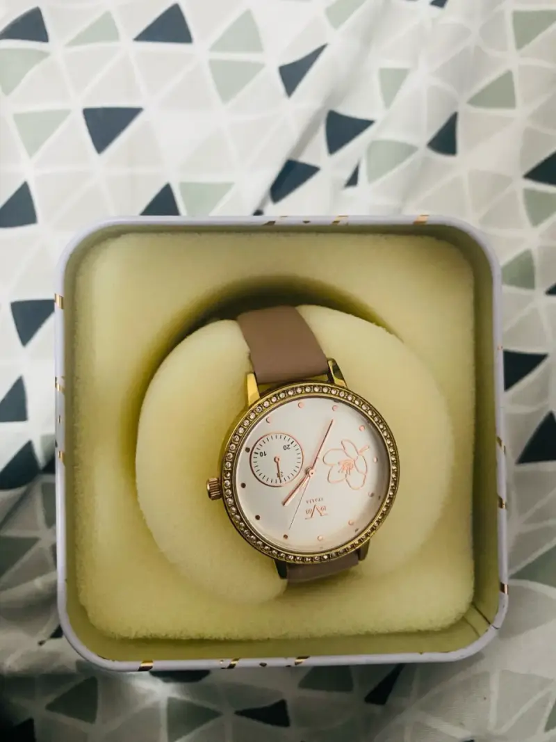 Reloj de pulsera elegante con diseño floral - 1