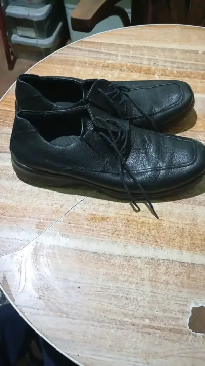 Zapatos de cuero negro para hombre en buen estado - miniatura 1