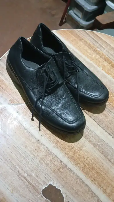 Zapatos de cuero negro para hombre en buen estado - miniatura 2