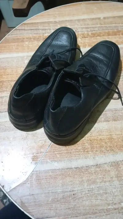 Zapatos de cuero negro para hombre en buen estado - miniatura 3