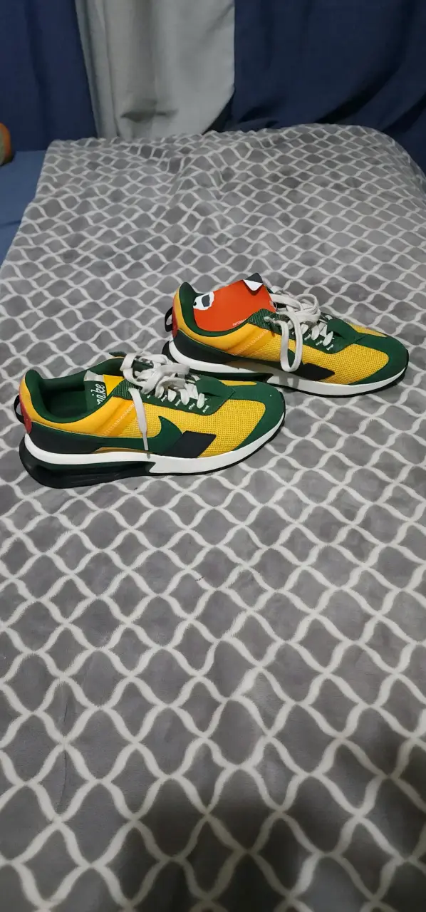 Zapatillas deportivas Nike multicolor con diseño moderno