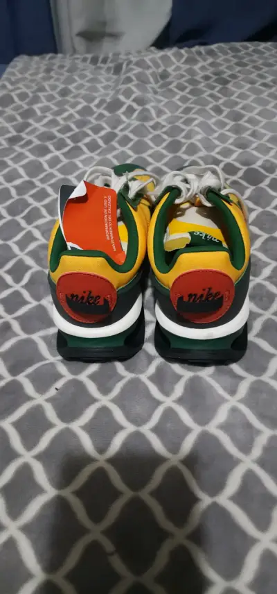 Zapatillas deportivas Nike multicolor con diseño moderno - miniatura 2