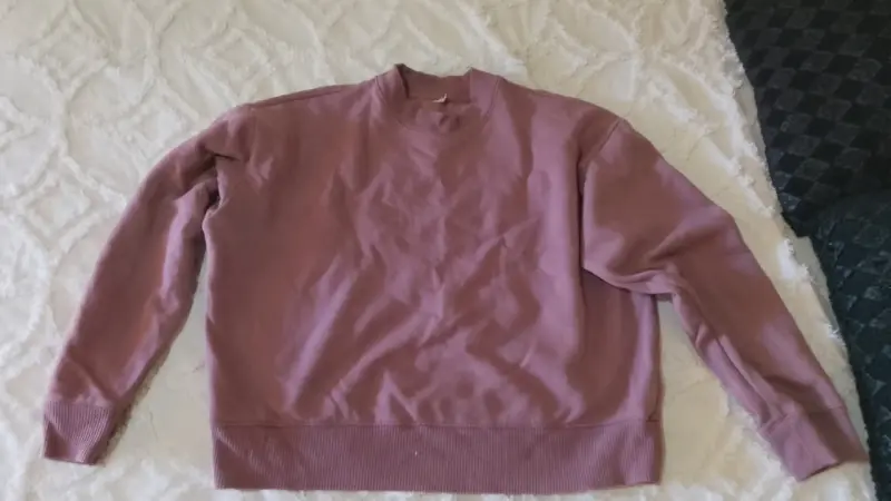 Polerón unisex color lila en buen estado