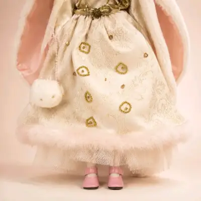 Muñeca de porcelana reina con corona elegante - miniatura 2