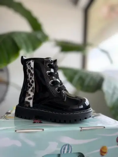 Botines de charol negro para niña con diseño anima - miniatura 1