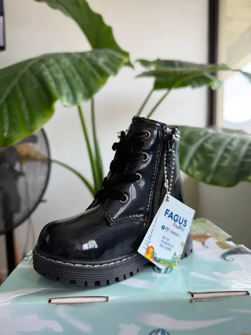 Botines de charol negro para niña con diseño anima - 2