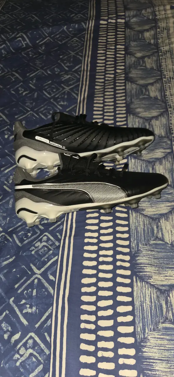 Botines de fútbol Puma King negros
