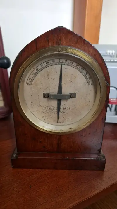 Antiguo galvanómetro de madera Elliott Bros - miniatura 1