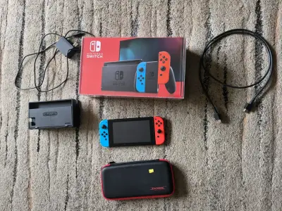 Consola Nintendo Switch con accesorios y estuche - miniatura 1