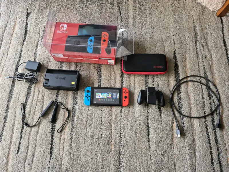 Consola Nintendo Switch con accesorios y estuche - 2
