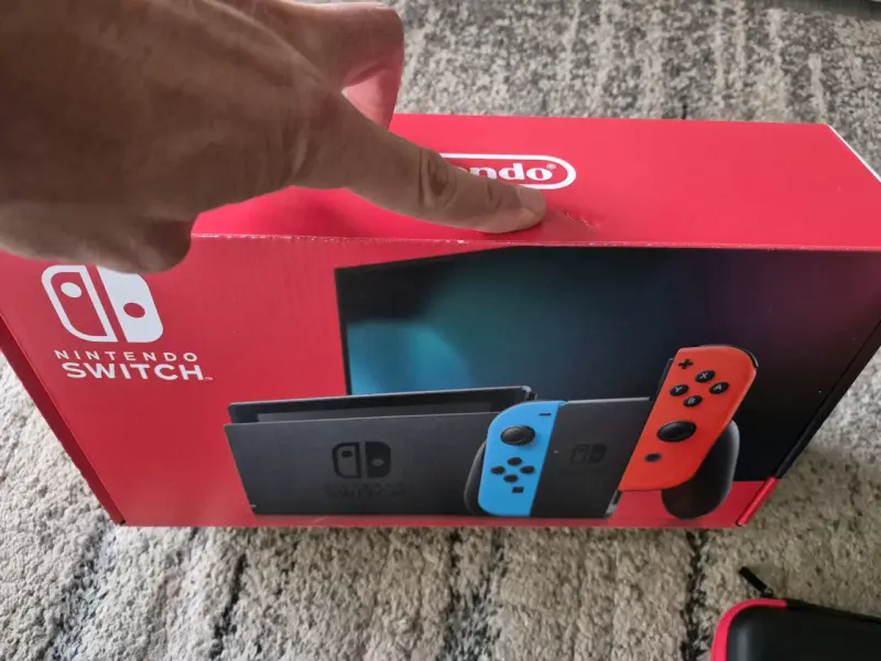 Consola Nintendo Switch con accesorios y estuche - 4