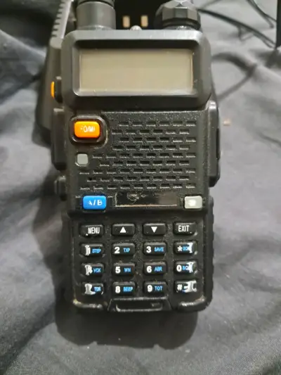 Radio portátil Baofeng con cargador - miniatura 1