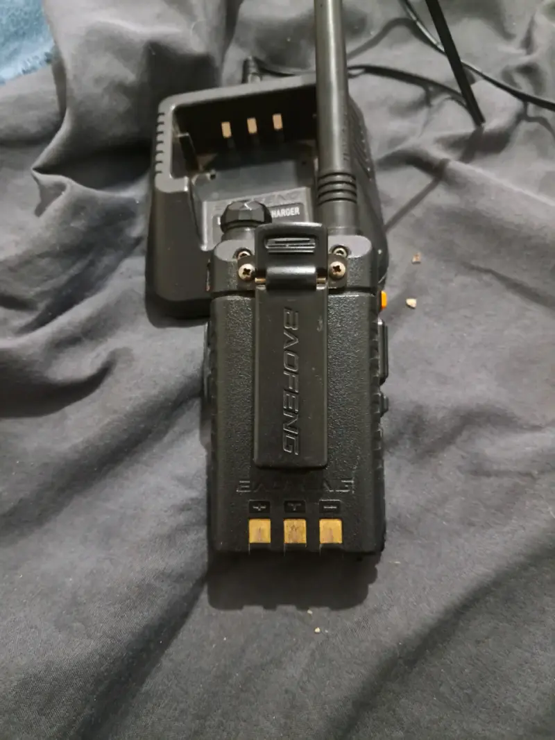 Radio portátil Baofeng con cargador - 2