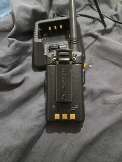 Radio portátil Baofeng con cargador - miniatura 2