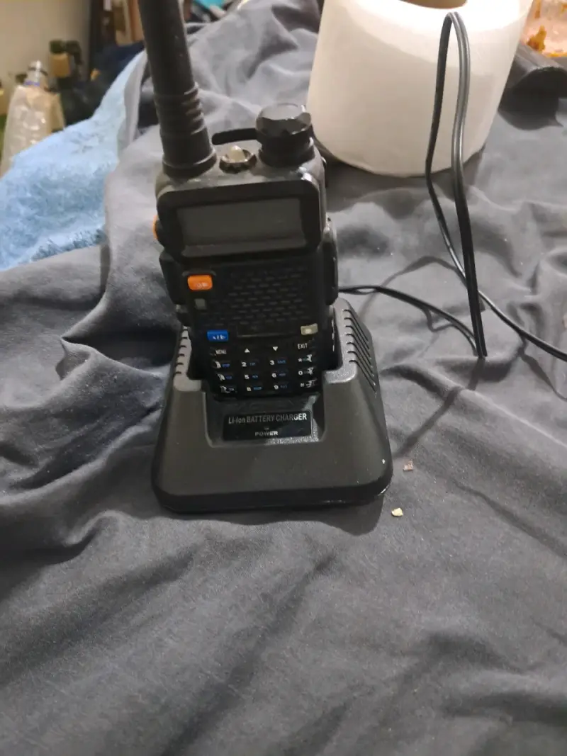 Radio portátil Baofeng con cargador - 3