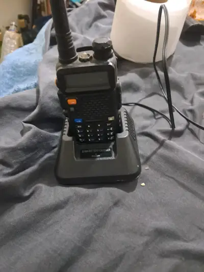 Radio portátil Baofeng con cargador - miniatura 3