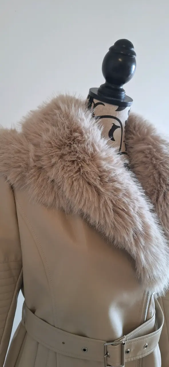 Abrigo beige con cuello de piel sintética - 1