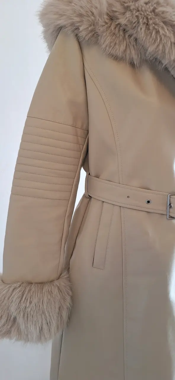 Abrigo beige con cuello de piel sintética - 2